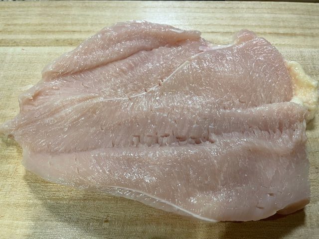 穴を空けた鳥胸肉