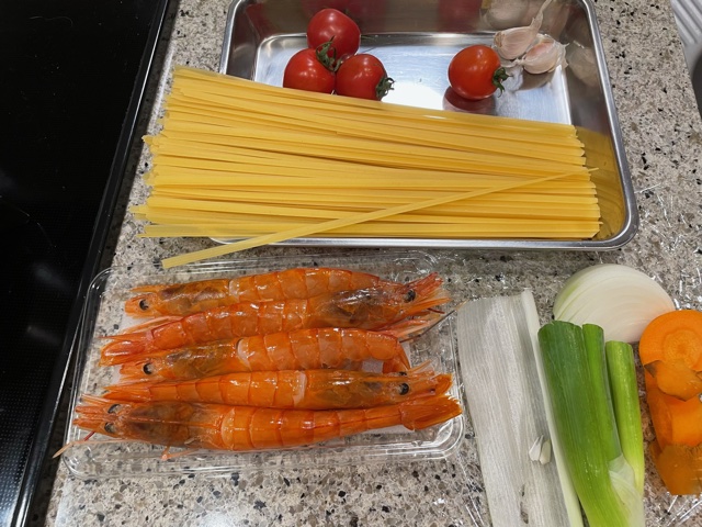 有頭エビのトマトパスタ食材