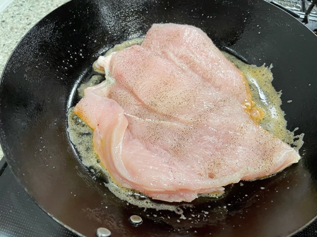 バターを溶かしたフライパンに鶏むね肉を入れたところ