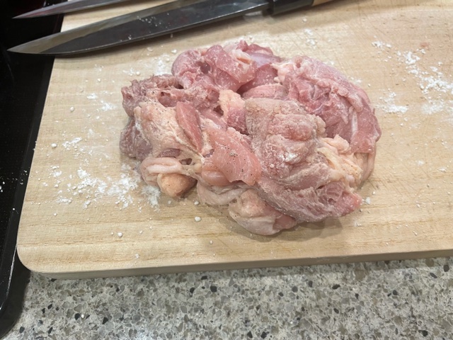 小麦粉をまぶした鶏もも肉