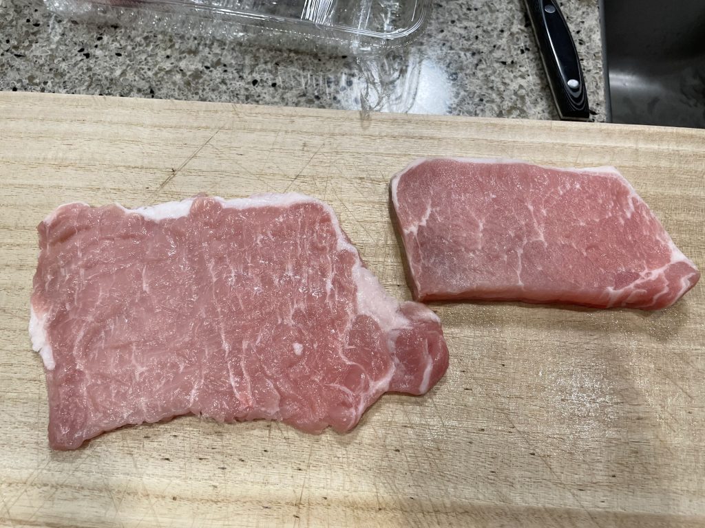 上からラップをして肉を叩いて伸ばす