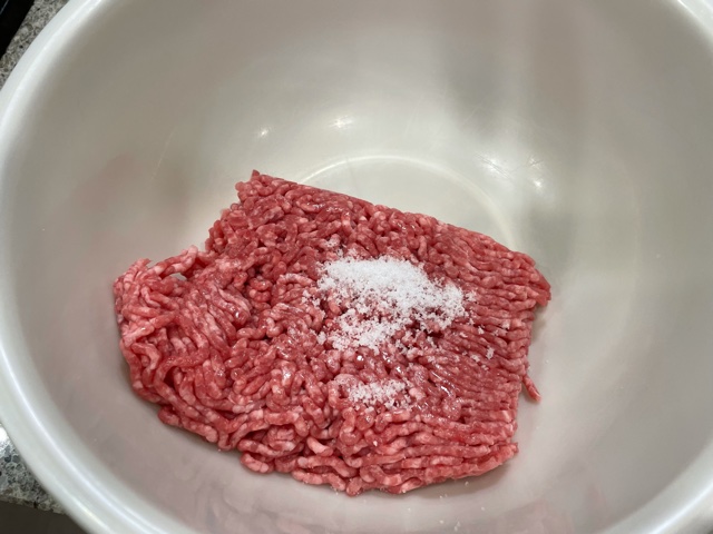 ひき肉に塩を入れて混ぜ合わせる