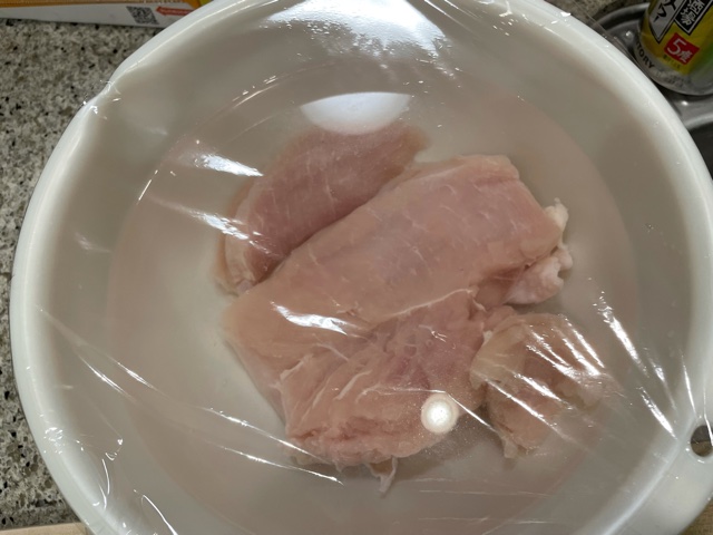 ブライン液につけている鶏肉