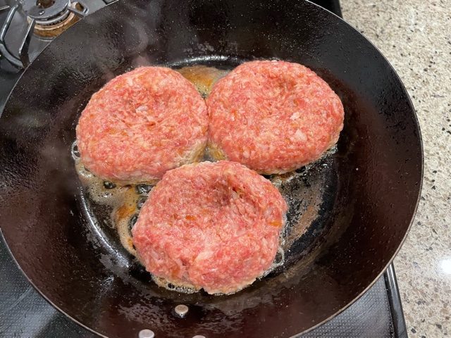 ハンバーグをフライパンで焼きます