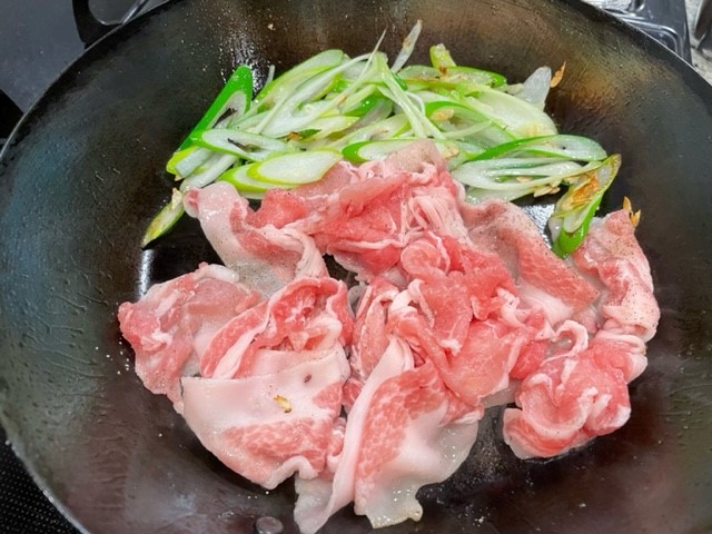 豚肉を炒めていく