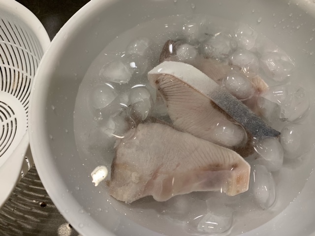 氷水で魚の身を〆る