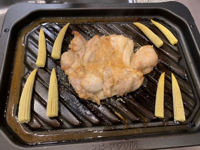 グリルで焼きあがった鶏もも肉